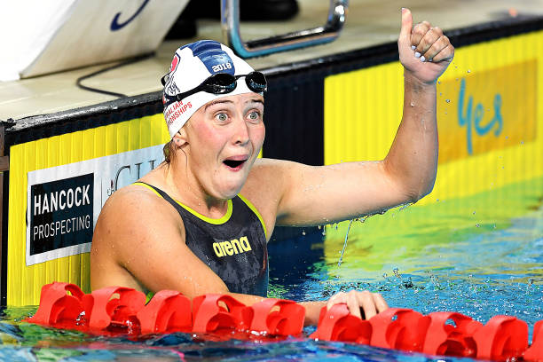 女生游泳出发姿势图解：从基础到专业，一学就会