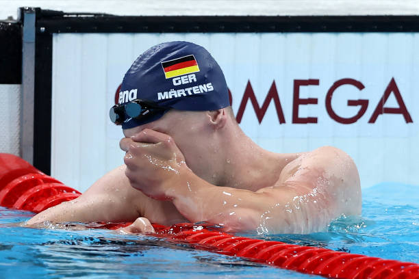 游泳池里的健康隐患:男性游泳可能感染的疾病清单