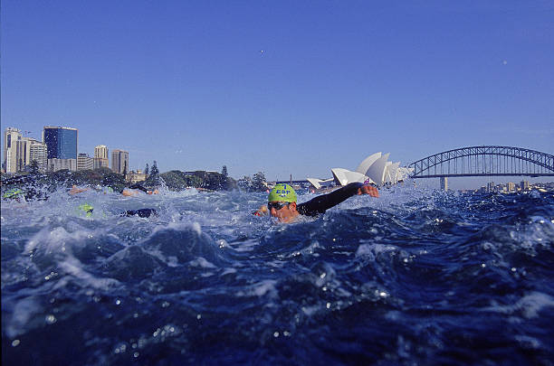 为什么长时间游泳会导致腰部不适?