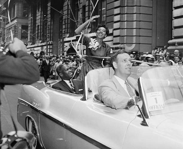 网球双打场地宽度的国际标准是多少？