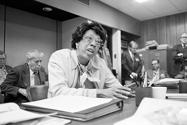 网球网中间与两侧的高度差异:为什么设计成弧形?