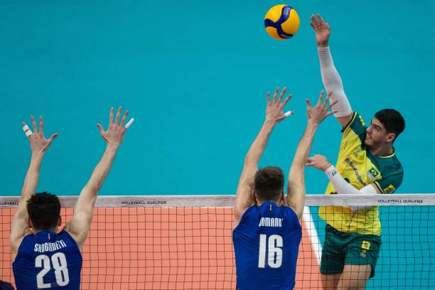 排球站位手绘示意图:轮转规则与战术布局