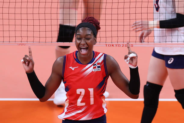 发球后队员是否可以自由移动位置？