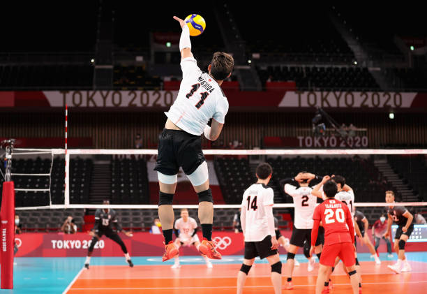 室内排球与沙滩排球队员人数有何不同?