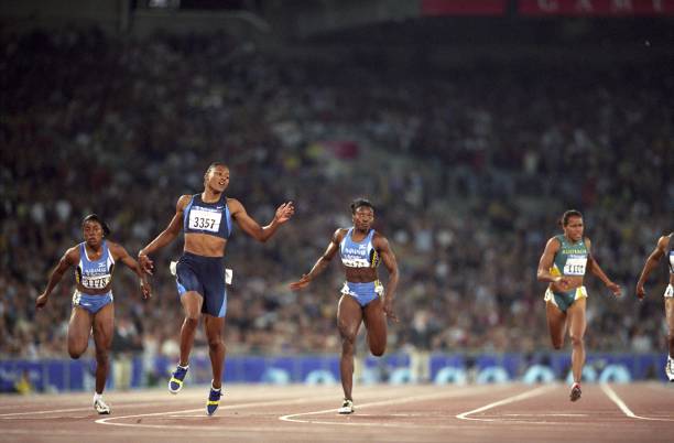 国际排联规定:男女排球网高度对比