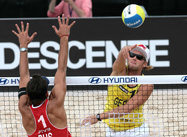 丁霞退役话题引爆知乎,球迷热议其贡献与影响