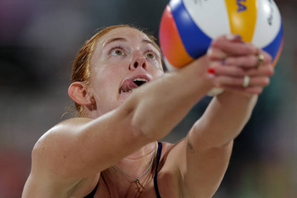 轻松掌握排球垫球:初学者常见错误与纠正方法