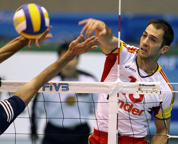 排球发球后换位是否违规?裁判视角解读