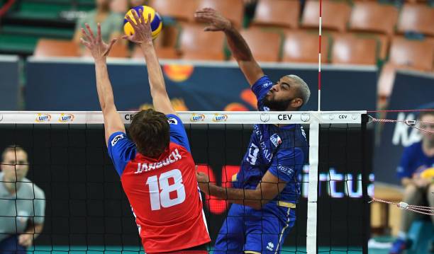 裁判培训:掌握排球触网判罚手势的关键要点